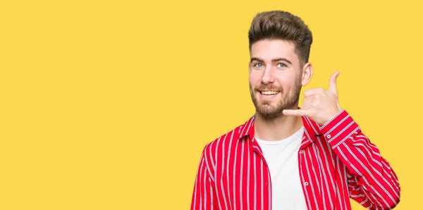 Joven Hombre Guapo Con Camisa Roja Sonriendo Haciendo Gesto Teléfono —  Fotos de Stock