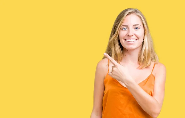 Mulher Bonita Vestindo Camisa Laranja Sobre Fundo Isolado Alegre Com — Fotografia de Stock