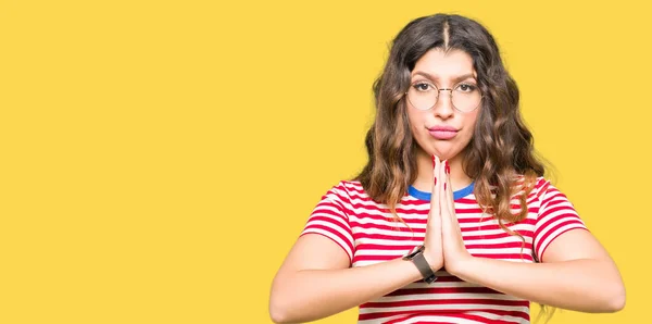 Joven Hermosa Mujer Usando Gafas Orando Con Las Manos Juntas —  Fotos de Stock