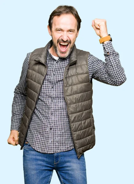 Hombre Guapo Mediana Edad Con Chaleco Invierno Bailando Feliz Alegre — Foto de Stock