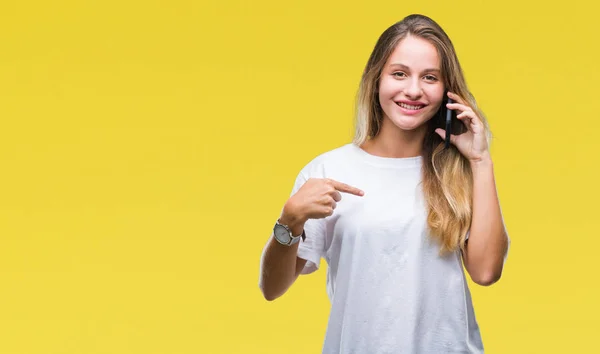 Junge Schöne Blonde Frau Telefoniert Mit Smartphone Über Isolierten Hintergrund — Stockfoto