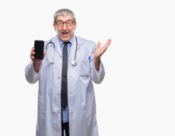 Hombre Guapo Médico Senior Mostrando Pantalla Smarpthone Sobre Fondo Aislado — Foto de Stock