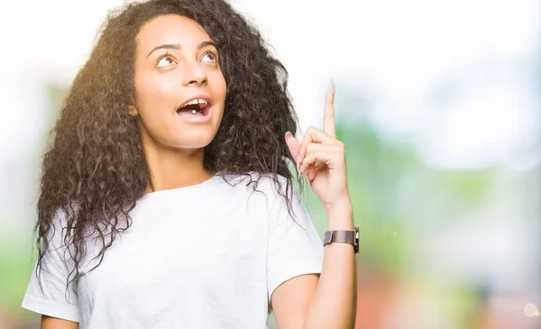 Menina Bonita Nova Com Cabelo Encaracolado Vestindo Casual Shirt Branca — Fotografia de Stock