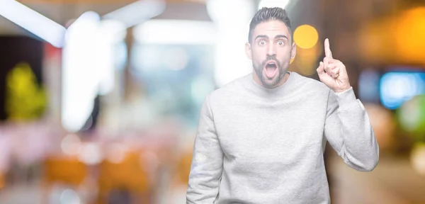 Joven Hombre Guapo Con Sudadera Sobre Fondo Aislado Apuntando Con — Foto de Stock