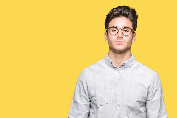 Mladý Pohledný Muž Nosí Brýle Izolované Pozadí Uvolněné Vážným Výrazem — Stock fotografie