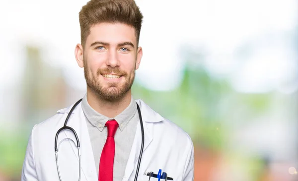 Jovem Bonito Médico Homem Vestindo Casaco Médico Sorrindo Mostrando Ambas — Fotografia de Stock