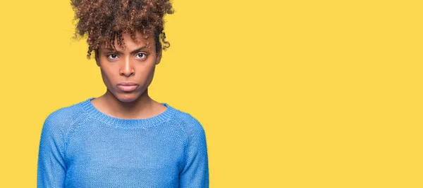 美丽的年轻非洲裔美国女人在孤立的背景怀疑和紧张 皱着眉头不安的问题 消极的人 — 图库照片