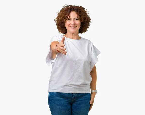 笑顔挨拶と歓迎フレンドリーな提供握手分離の背景に白い シャツを着て美しい中間エイガー年配の女性 ビジネスの成功 — ストック写真