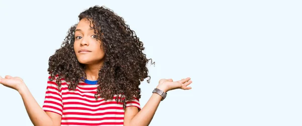 Mujer Hermosa Joven Con Pelo Rizado Con Rayas Camiseta Despistado — Foto de Stock