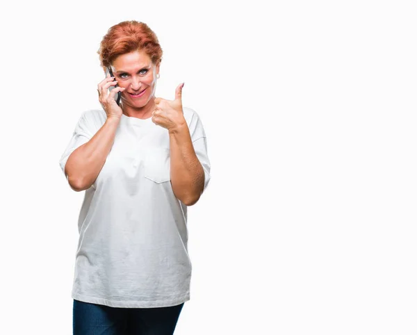 Atrractive Üst Düzey Beyaz Kızıl Saçlı Kadın Smartphone Söz Arka — Stok fotoğraf