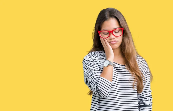 Joven Mujer Morena Hermosa Con Rayas Suéter Gafas Rojas Sobre — Foto de Stock