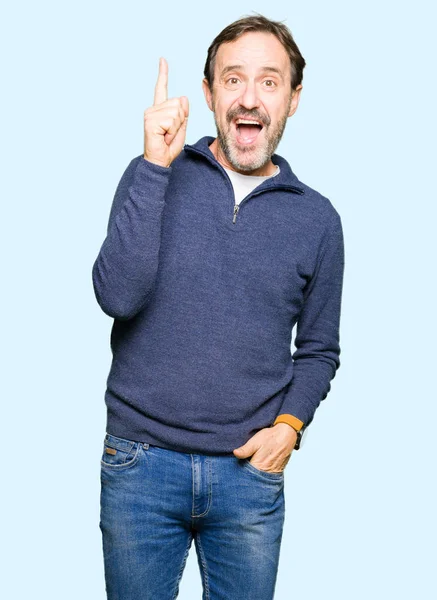 Hombre Guapo Mediana Edad Con Suéter Apuntando Con Dedo Hacia — Foto de Stock