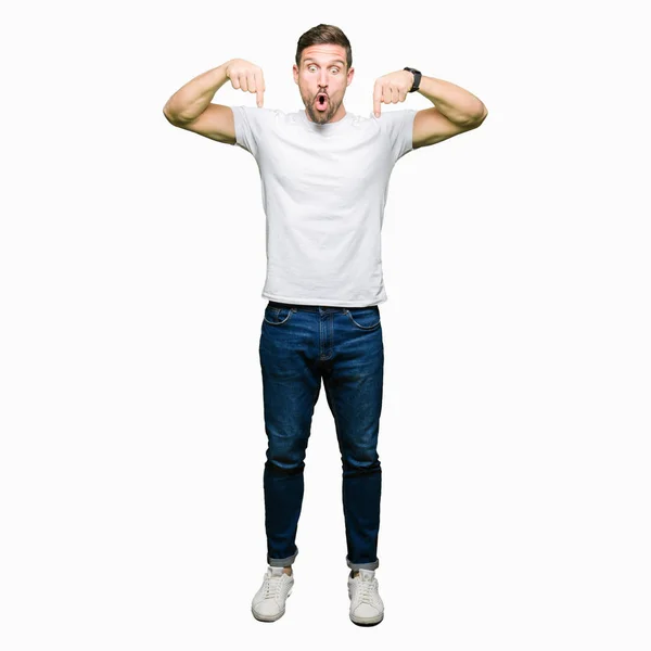 Schöner Mann Lässigem Weißem Shirt Mit Nach Unten Zeigenden Fingern — Stockfoto