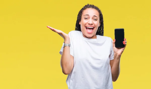 Jovem Trançado Cabelo Afro Americano Menina Mostrando Tela Smartphone Sobre — Fotografia de Stock