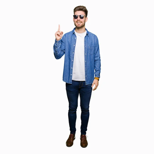 Молодой Красивый Элегантный Мужчина Джинсовой Куртке Показывающий Пальцем Успешную Идею — стоковое фото