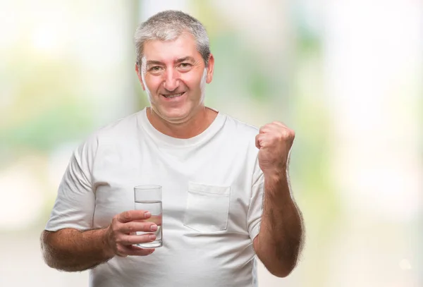 Knappe Senior Man Glas Water Drinken Geïsoleerde Achtergrond Schreeuwen Trots — Stockfoto