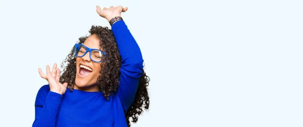 Jovem Mulher Bonita Com Cabelo Encaracolado Vestindo Óculos Celebrando Louco — Fotografia de Stock