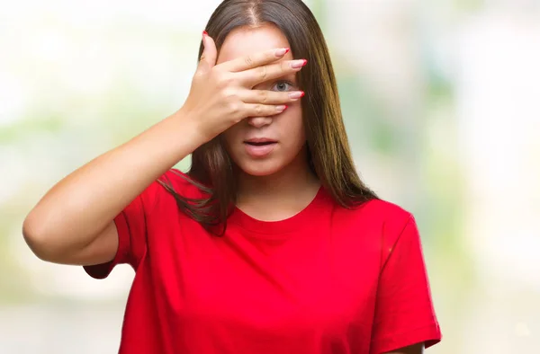 Mladá Krásná Kavkazský Žena Izolované Pozadí Prohlížení Šoku Pokrývající Obličej — Stock fotografie