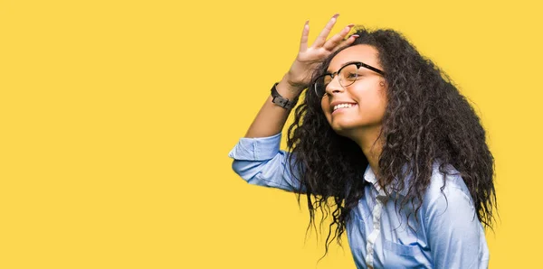 Joven Chica Negocios Hermosa Con Pelo Rizado Con Gafas Muy —  Fotos de Stock