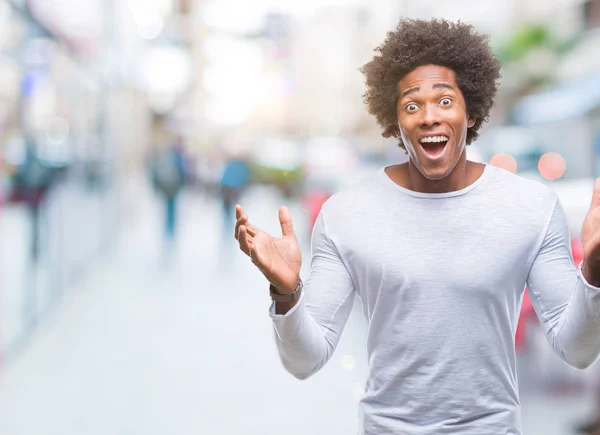 Hombre Afroamericano Sobre Fondo Aislado Celebrando Loco Sorprendido Por Éxito —  Fotos de Stock