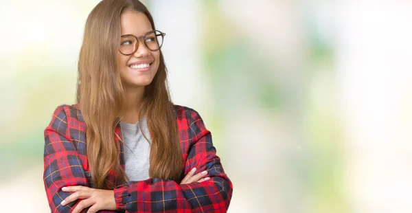 Joven Hermosa Morena Con Chaqueta Gafas Sobre Fondo Aislado Sonriendo — Foto de Stock