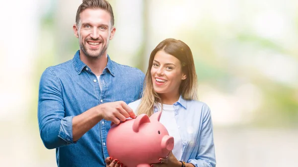 Jovem Casal Apaixonado Segurando Porquinho Banco Sobre Fundo Isolado Com — Fotografia de Stock