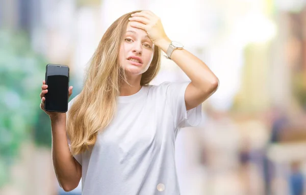 Mladá Krásná Blondýnka Ukazuje Obrazovka Smartphone Izolované Pozadí Zdůraznil Rukou — Stock fotografie