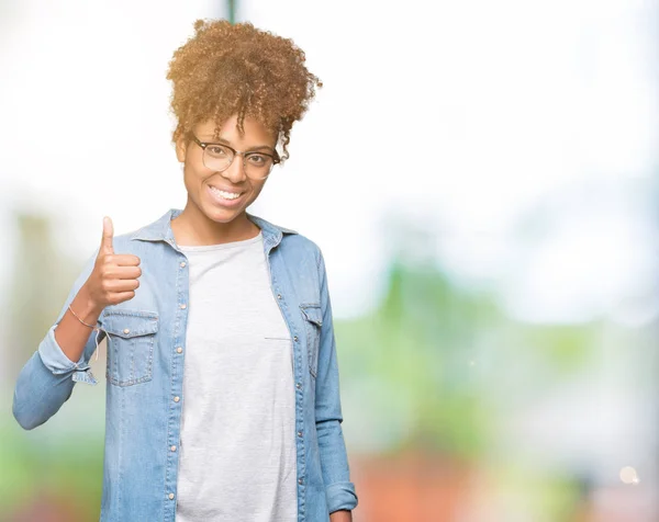 Mooie Jonge African American Vrouw Bril Geïsoleerde Achtergrond Gelukkig Duimschroef — Stockfoto