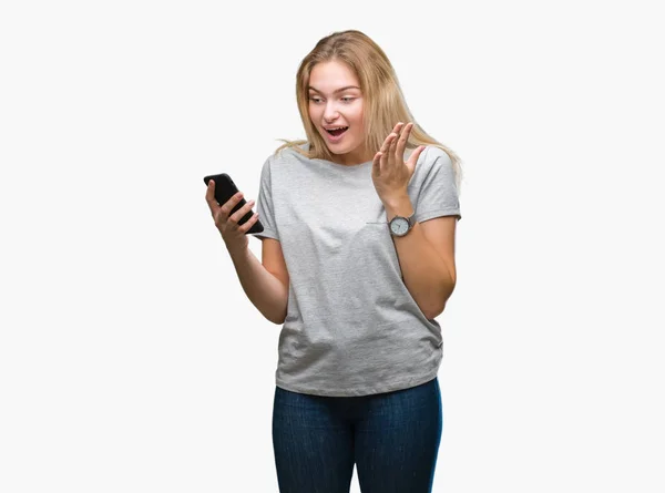 Jovem Caucasiana Enviando Mensagem Usando Smartphone Sobre Fundo Isolado Muito — Fotografia de Stock