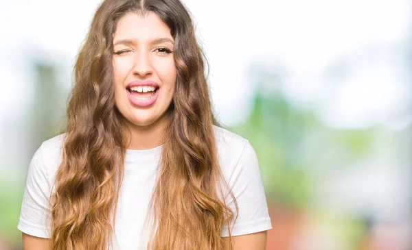 Giovane Bella Donna Che Indossa Casual Bianco Shirt Ammiccante Guardando — Foto Stock