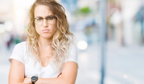 Vacker Ung Blond Kvinna Bär Glasögon Över Isolerade Bakgrund Skeptiker — Stockfoto