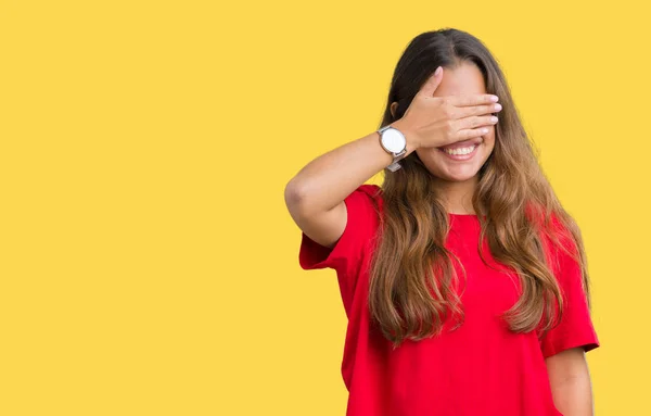 Joven Mujer Morena Hermosa Vistiendo Camiseta Roja Sobre Fondo Aislado — Foto de Stock