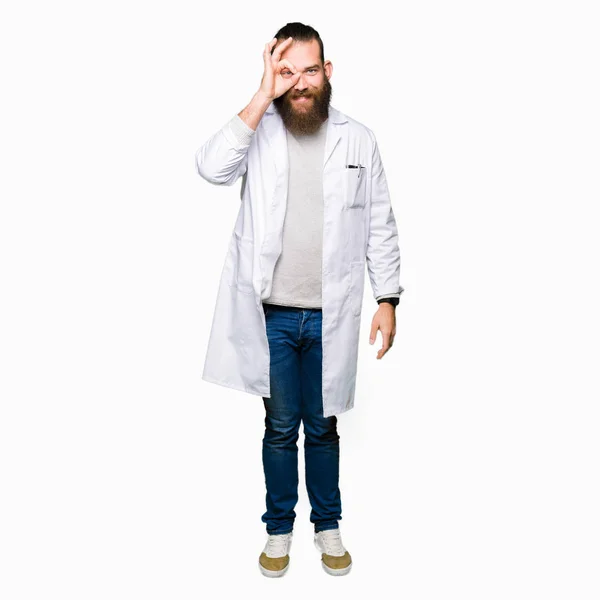 Giovane Scienziato Biondo Uomo Indossa Cappotto Bianco Facendo Gesto Con — Foto Stock