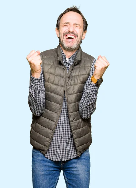 Μέση Ηλικία Όμορφος Άνδρας Φορώντας Χειμώνα Γιλέκο Γιορτάζει Έκπληκτος Κατάπληκτος — Φωτογραφία Αρχείου