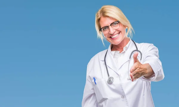 Blonde Ärztin Mittleren Alters Über Abgeschiedenem Hintergrund Freundlich Lächelnd Und — Stockfoto