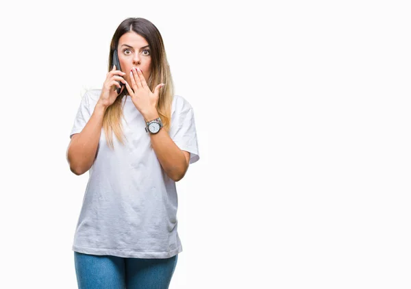 Junge Schöne Frau Telefoniert Mit Smartphone Über Isolierte Hintergrundhülle Mund — Stockfoto