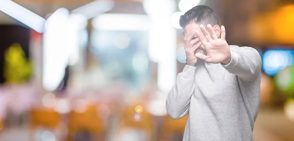 Jovem Homem Bonito Vestindo Camisola Sobre Fundo Isolado Cobrindo Olhos — Fotografia de Stock