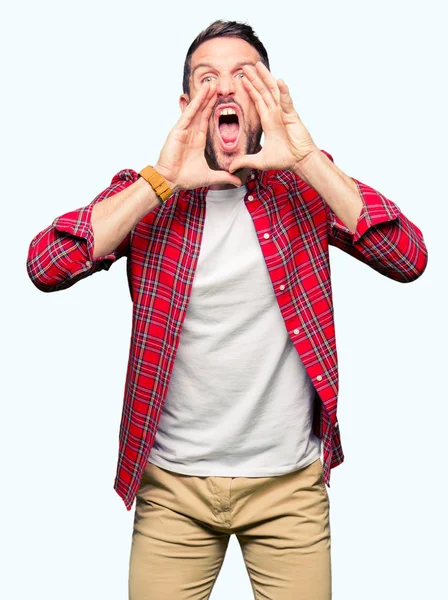 Bonito Homem Vestindo Camisa Casual Gritando Irritado Voz Alta Com — Fotografia de Stock