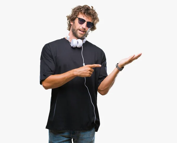 Bonito Homem Hispânico Ouvindo Música Usando Fones Ouvido Sobre Fundo — Fotografia de Stock