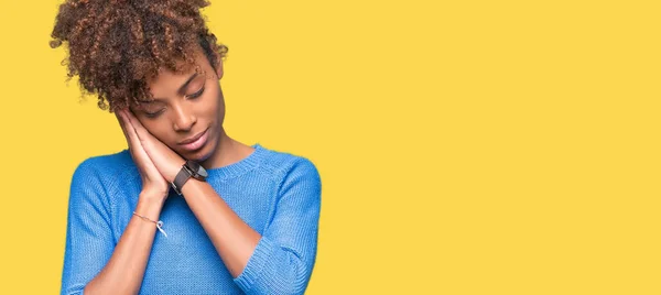 Vackra Unga Afroamerikanska Kvinnan Över Isolerade Bakgrund Som Sover Trött — Stockfoto