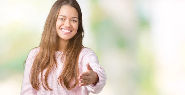 Jovem Bela Mulher Morena Vestindo Suéter Inverno Rosa Sobre Fundo — Fotografia de Stock