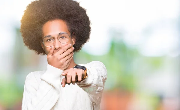 Joven Afroamericano Con Cabello Afro Usando Gafas Riéndose Señalando Cámara —  Fotos de Stock