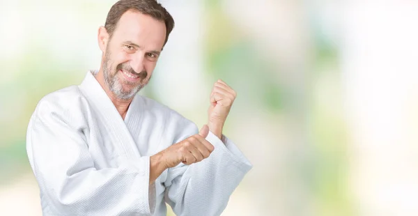 Bonito Homem Meia Idade Sênior Vestindo Uniforme Quimono Sobre Fundo — Fotografia de Stock