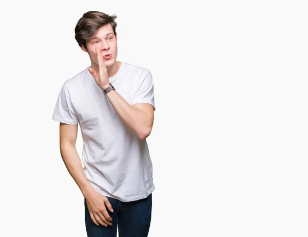 Mladý Pohledný Muž Nosí Ležérní Bílé Tričko Přes Izolované Pozadí — Stock fotografie