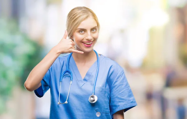 Junge Schöne Blonde Ärztin Chirurgin Krankenschwester Über Isoliertem Hintergrund Lächelnd — Stockfoto