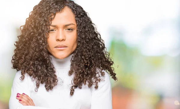 Jeune Belle Femme Aux Cheveux Bouclés Portant Pull Col Roulé — Photo