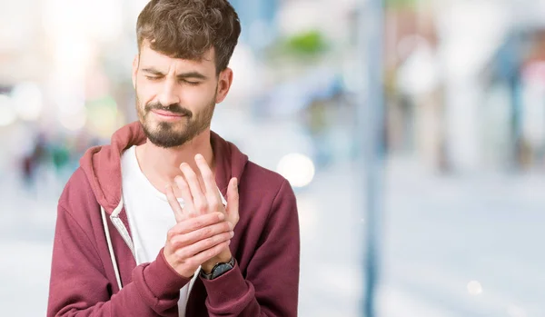 Jonge Knappe Man Geïsoleerde Achtergrond Lijden Pijn Handen Vingers Artritis — Stockfoto