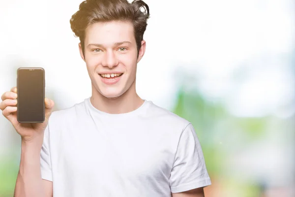 Mladý Muž Zobrazeno Smartphone Obrazovky Nad Izolované Pozadí Šťastný Obličej — Stock fotografie