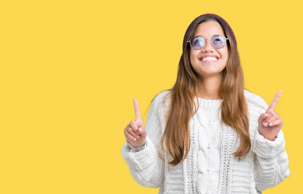 Jovem Bela Morena Hipster Mulher Vestindo Óculos Sol Sobre Fundo — Fotografia de Stock
