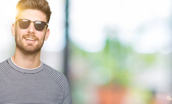 Joven Hombre Guapo Con Gafas Sol Asombrado Sonriendo Cámara Mientras —  Fotos de Stock